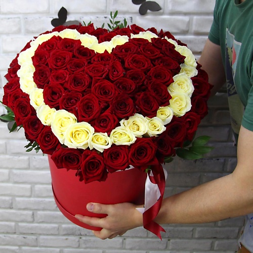 

FLORPRO 101 роза в коробке в виде сердца, 101 роза в коробке в виде сердца