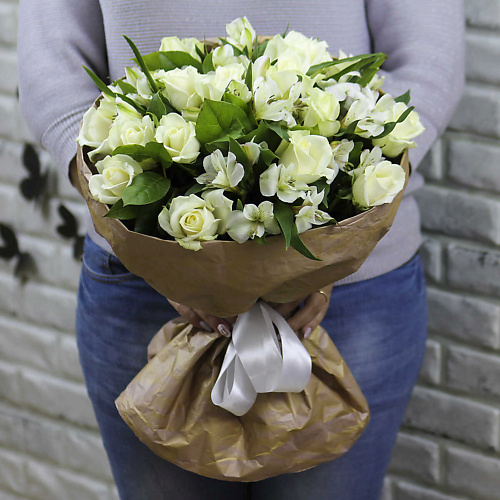

FLORPRO 15 белых роз с альстромерией в крафте, 15 белых роз с альстромерией в крафте