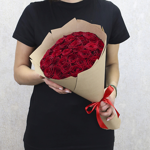 

FLORPRO 35 красных роз "Ред Наоми" 40 см в крафт бумаге, 35 красных роз "Ред Наоми" 40 см в крафт бумаге