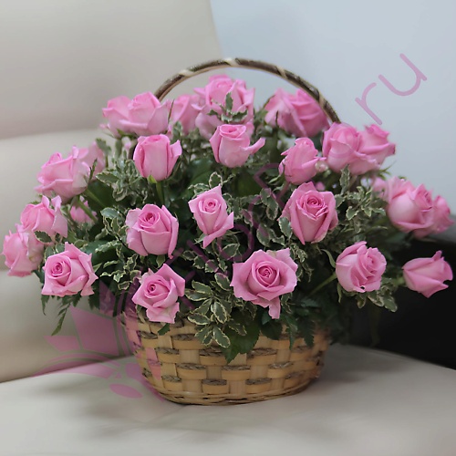 

FLORPRO 35 розовых роз Ревиваль в корзине, 35 розовых роз Ревиваль в корзине