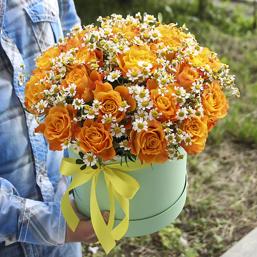 

FLORPRO 25 роз с ромашкой в шляпной коробке, 25 роз с ромашкой в шляпной коробке