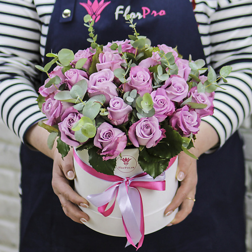 

FLORPRO 25 фиолетовых роз с эвкалиптом в коробке, 25 фиолетовых роз с эвкалиптом в коробке
