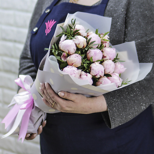 

FLORPRO 15 пионов Сара Бернар в упаковке с зеленью, 15 пионов Сара Бернар в упаковке с зеленью