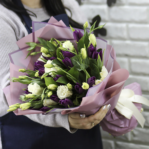 

FLORPRO 25 фиолетовых тюльпанов с эустомой в упаковке, 25 фиолетовых тюльпанов с эустомой в упаковке