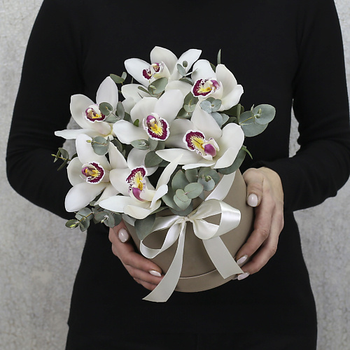 

FLORPRO 7 белых орхидей с эвкалиптом в коробке "Бабочки мини", 7 белых орхидей с эвкалиптом в коробке "Бабочки мини"