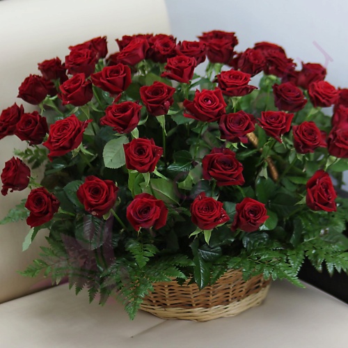 

FLORPRO 51 красная роза в корзине с зеленью, 51 красная роза в корзине с зеленью