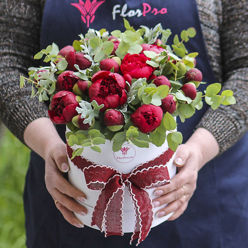 

FLORPRO 25 красных пионов в коробке с зеленью, 25 красных пионов в коробке с зеленью