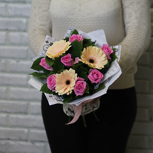 

FLORPRO Розовые розы и кремовые герберы, Розовые розы и кремовые герберы