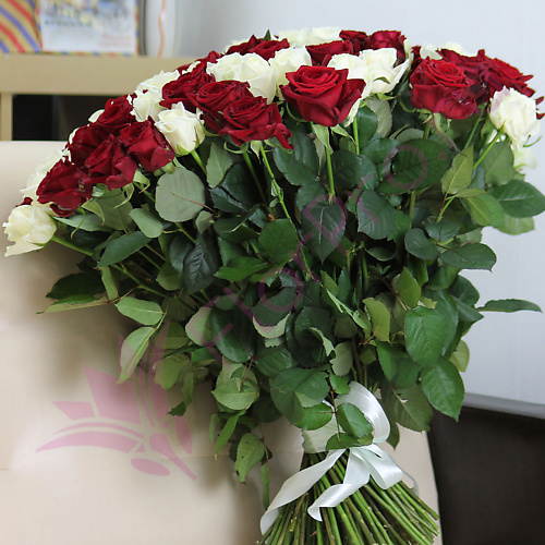 

FLORPRO 101 белая и красная роза 60 см, 101 белая и красная роза 60 см