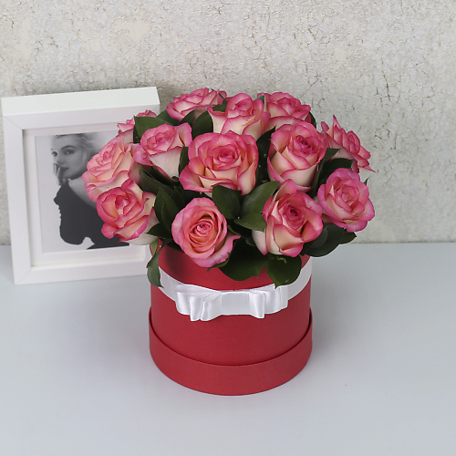 

FLORPRO 15 розовых роз "Джумилия" с зеленью в красной коробке, 15 розовых роз "Джумилия" с зеленью в красной коробке