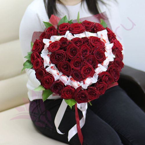 

FLORPRO 35 красных роз с рафаэлло в виде сердца, 35 красных роз с рафаэлло в виде сердца
