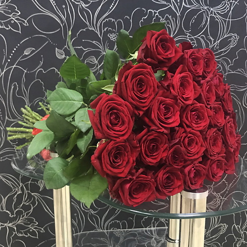 

FLORPRO 25 красных роз Ред Наоми 80 см, 25 красных роз Ред Наоми 80 см