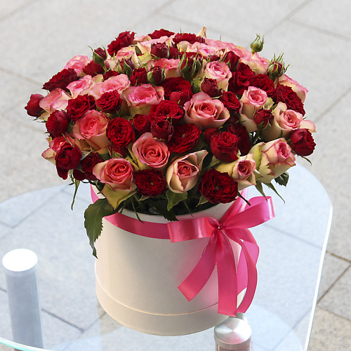 

FLORPRO 25 роз кения с красными кустовыми розами в коробке, 25 роз кения с красными кустовыми розами в коробке