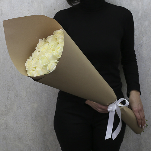 

FLORPRO 15 белых роз "Аваланч" 80 см в крафт бумаге, 15 белых роз "Аваланч" 80 см в крафт бумаге