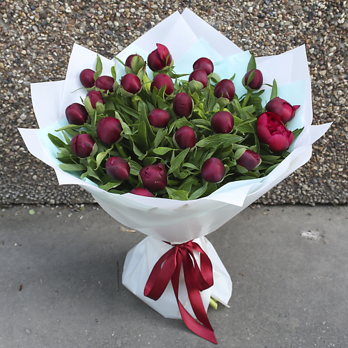 

FLORPRO 25 красных пионов в дизайнерской упаковке, 25 красных пионов в дизайнерской упаковке