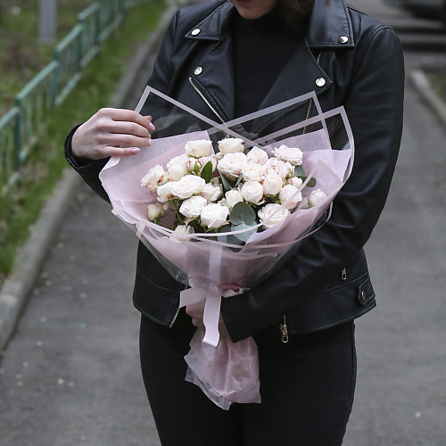 

FLORPRO Букет из 7 нежно-розовых кустовых роз Мадам Бомбастик с эвкалиптом, Букет из 7 нежно-розовых кустовых роз Мадам Бомбастик с эвкалиптом