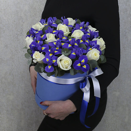 

FLORPRO Коробка с белыми розами и синими ирисами "Мираж", Коробка с белыми розами и синими ирисами "Мираж"