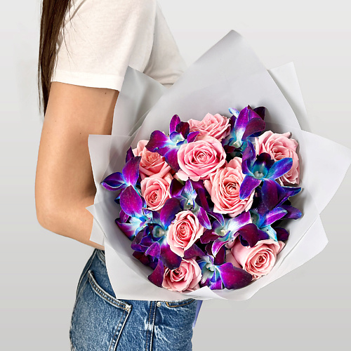 

ЛЭТУАЛЬ FLOWERS Букет из космических орхидей и розовых роз, Букет из космических орхидей и розовых роз