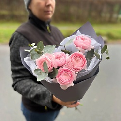 Букет из розовых ранункуоюсов