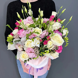Композиция в коробке с 25 цветами "Box Angelica"