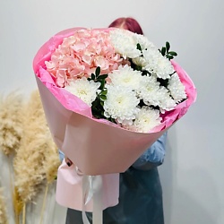 Букет гортензия и хризантема с зеленью