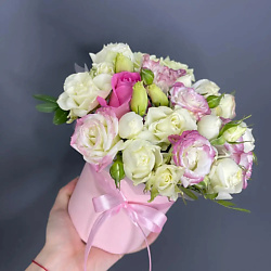 Коробочка с комплиментами из эустомы, розы и кустовой розы
