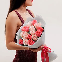 15 розовых роз