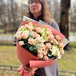 Букет из пионовидных роз с белой эустомой