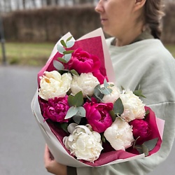 Букет из ярких пионов микс