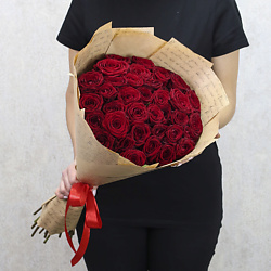 35 красных роз "Ред Наоми" 60 см в крафт бумаге