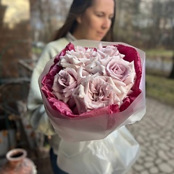 5 розовых французских роз