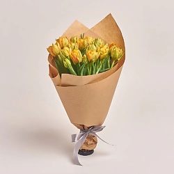 Букет из 15 пионовидных оранжевых тюльпанов в крафте