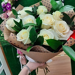 Букет из 9 белых роз с рускусом