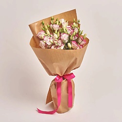 Букет из 11 бело-розовых лизиантусов в крафт-бумаге