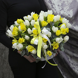 Корзина с белыми тюльпанами и нарциссами «Весенняя свежесть»