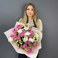 Букет Sweety из гиперикума, фрезии, пионовидной розы Misty Bubbles