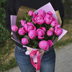 15 малиновых пионов в дизайнерской упаковке