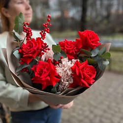 Букет из ярких французских роз с гортензией и илексом