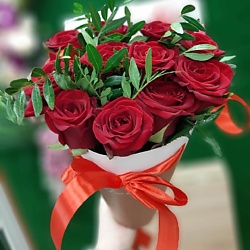Букет из красных роз "Бордовый комплимент"