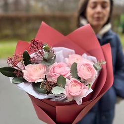 Ранункулюсы со скиммией и эвкалиптом