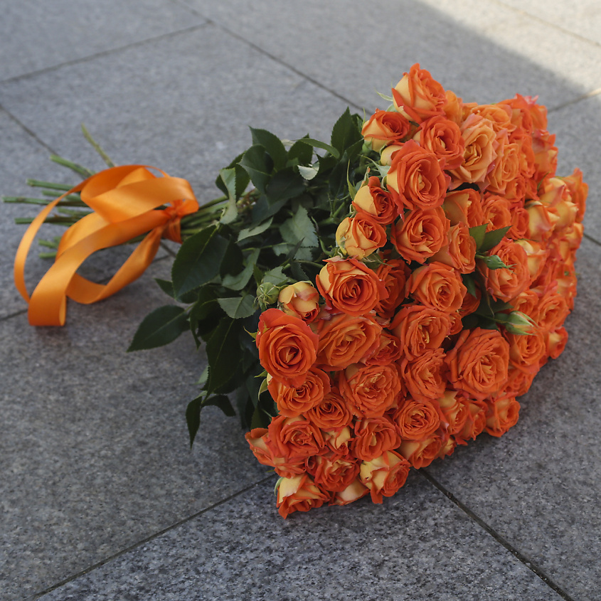FLORPRO Букет из 21 кустовой оранжевой розы «Кинг Баблс», 1 шт. купить ...