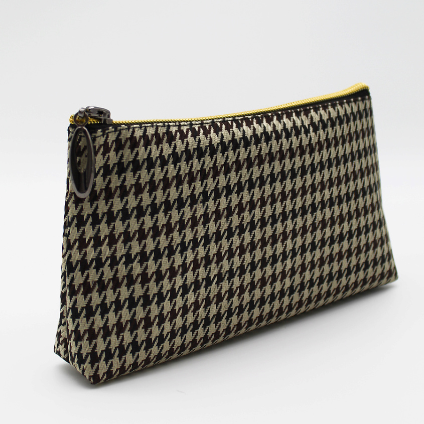 Изображение товара ALISSIROSSI Косметичка женская маленькая плоская из ткани "Бежевая гусиная лапка", 20см