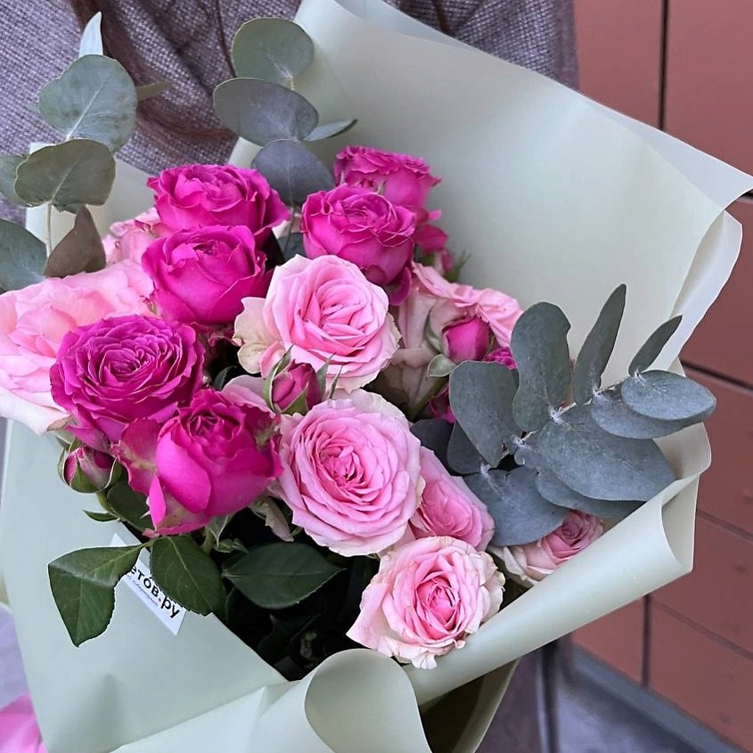 Изображение товара Букет живых цветов Романтика с розами однобутонной и кустовой 6500 рублей