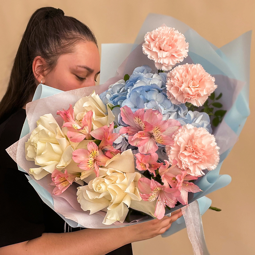 Изображение товара Нежный букет с французскими розами, гортензией, гвоздиками и альстромерией 1 шт