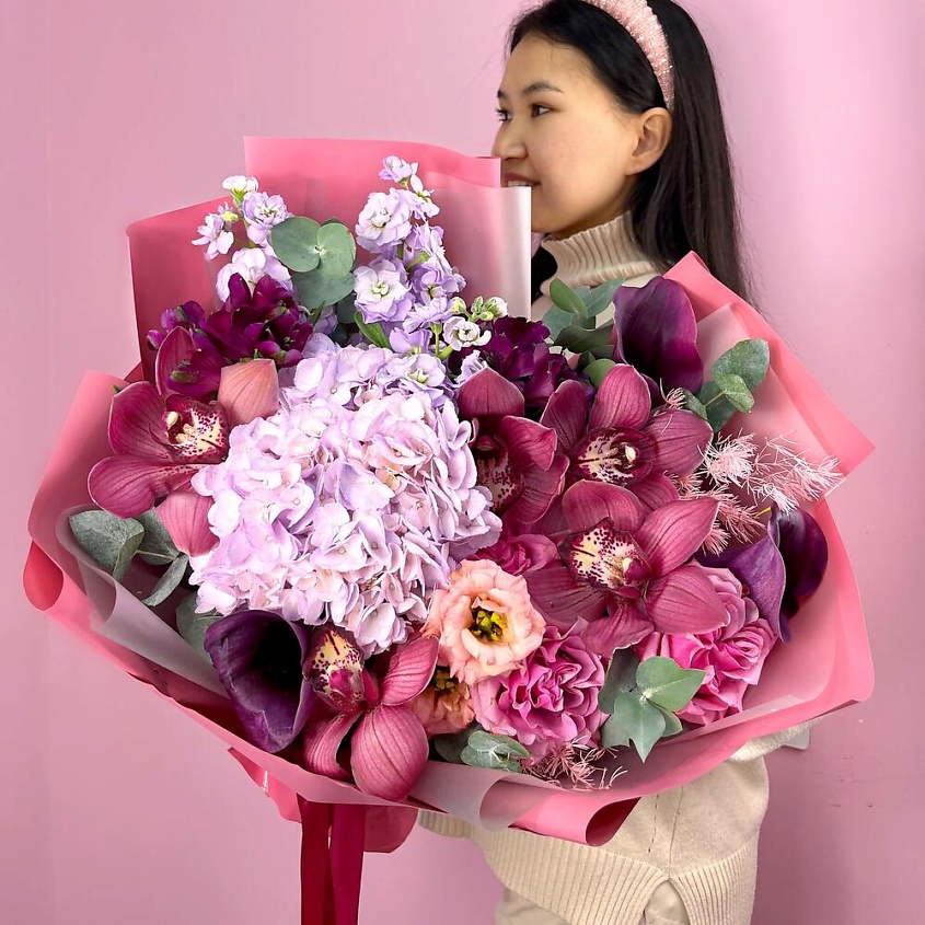 Изображение товара ЗАЦВЕТАЙ. ЦВЕТОЧНЫЙ БУТИК Премиум букет «Пьяная Черешня» в вишневых оттенках из элитных цветов, 1 шт.