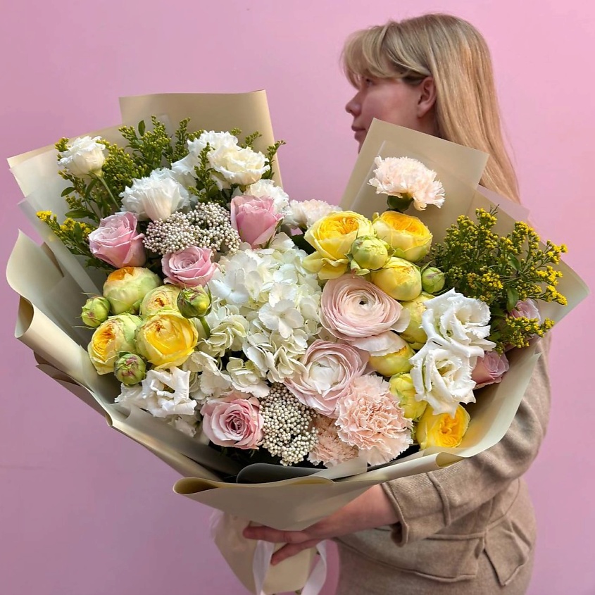 Изображение товара ЗАЦВЕТАЙ. ЦВЕТОЧНЫЙ БУТИК Премиум букет «лимончелло» с ранункулюсами и пионовидными розами, 1 шт.