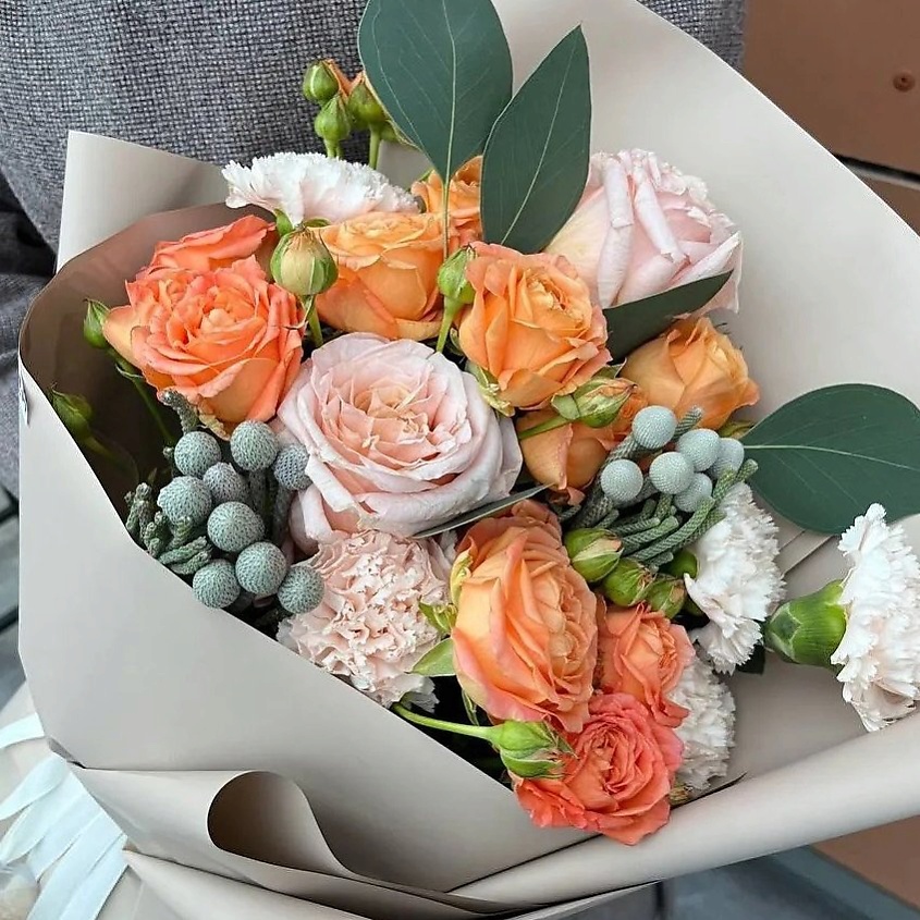 Изображение товара Букет Симпатия из свежих роз, диантуса, эвкалипта и брунии, 1 шт