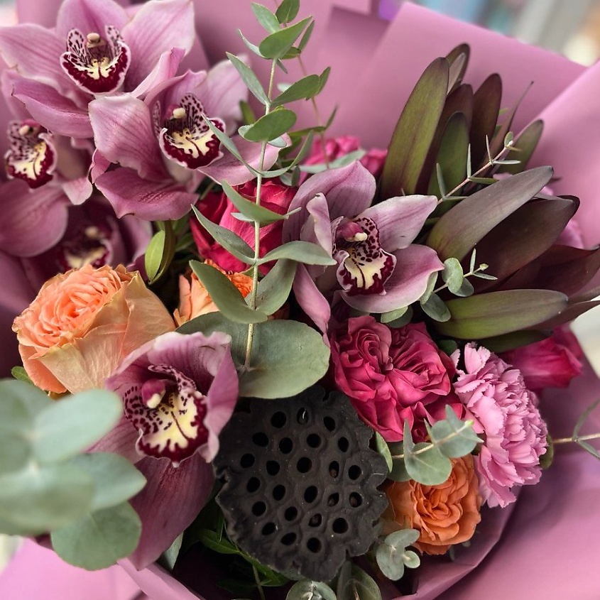Изображение товара Дизайнерский букет из пионовидной розы и экзотики от CVETOV. RU