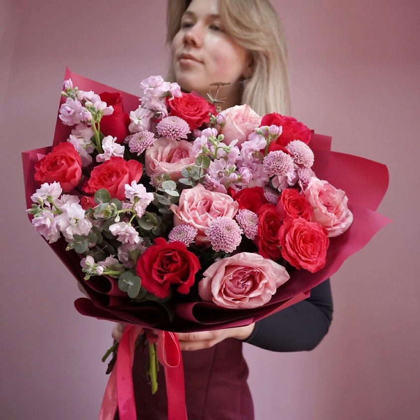 Изображение товара ЗАЦВЕТАЙ. ЦВЕТОЧНЫЙ БУТИК Ароматный авторский букет «Брусничка» с Розами и маттиолой, 1 шт.