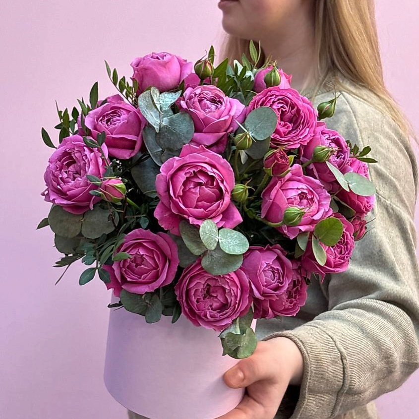 Изображение товара Цветы в коробке Мисти - авторская композиция живых цветов в стильной упаковке